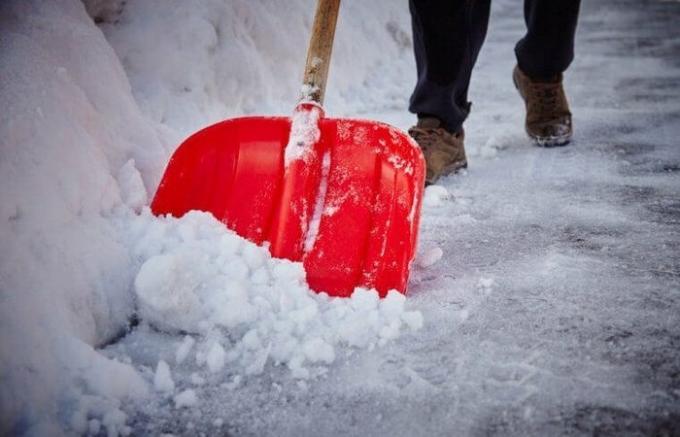 Jednoduchý způsob, jak rozpustit led a sníh z dráhy vyčistit domu nebo garáže