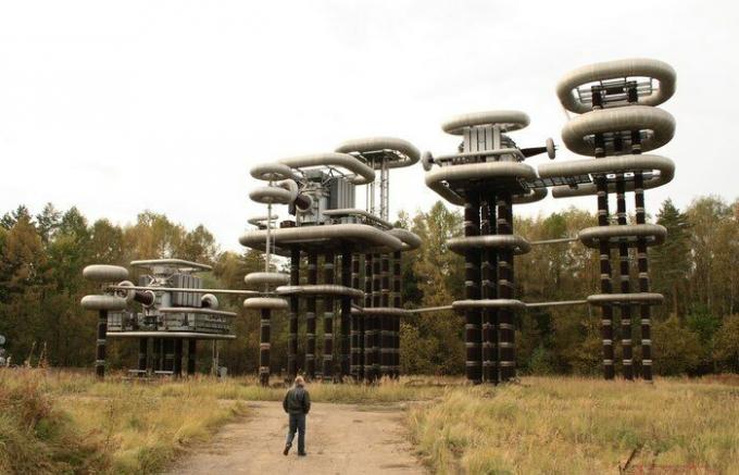 Tajemné Tesla věže, které jsou skryté v lese divočině Moskevské oblasti