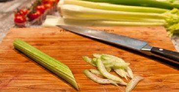 Celer může být slaným doplňkem nakládaného salátu