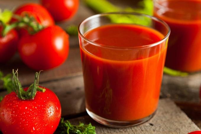 Jaký je přínos rajčatové šťávy a komu může být kontraindikováno