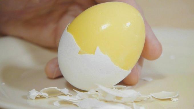 Jak se připravit na „zlaté vejce“ nebo míchaná vajíčka ve skořápce