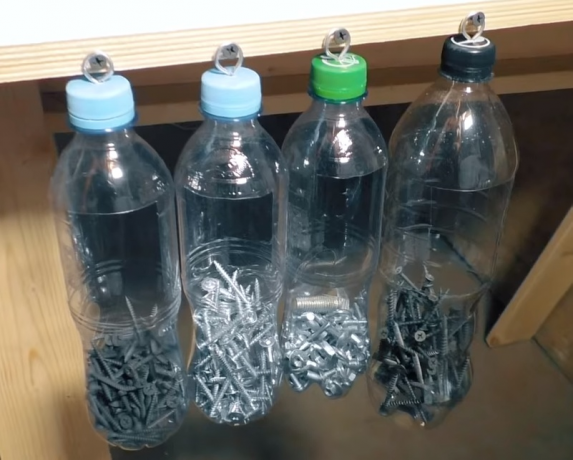Plastová láhev je vhodný pro uložení kovových malé věci