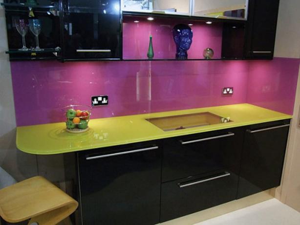 Černá a fialová kuchyně má velmi stylový vzhled, ale v některých interiérech může vypadat agresivně.