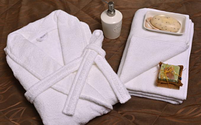 Na luxusní hotely župany a ručníky měnit každý den.