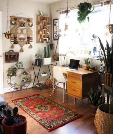 Domácí kancelář Boho, roh se světelným stolem, mírně domýšlivý makramé, pokojové rostliny