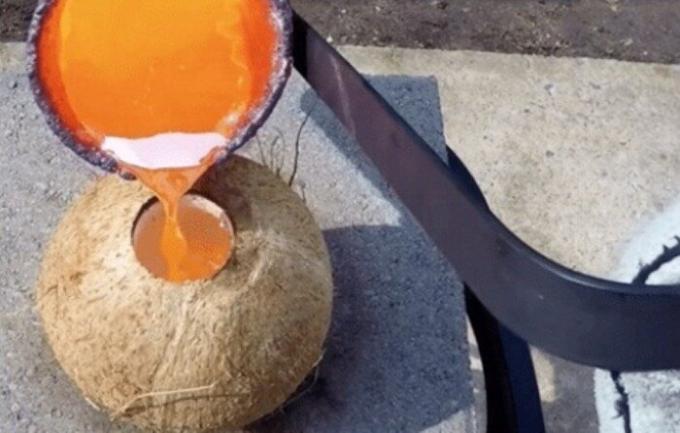 Blogger efektní experiment provedený naplněním roztavené mědi kokosové skořápky