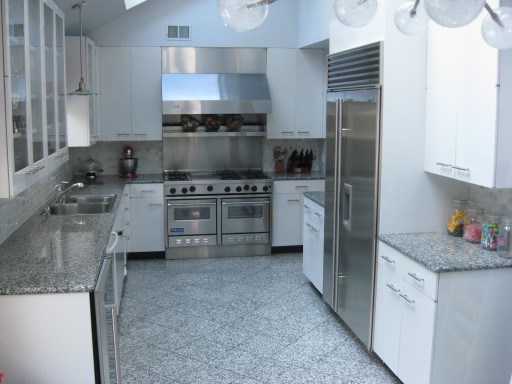 Fotografie ukazuje možnost klasického designu: šedá kuchyně a bílý nábytek.
