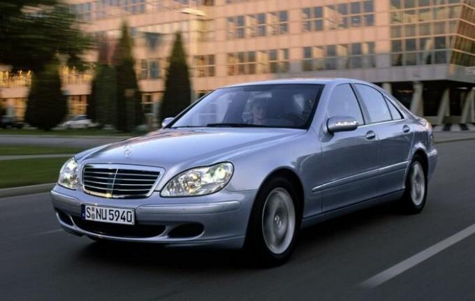 Automobily Mercedes-Benz S-Class 1998-2005 je mnohem spolehlivější než u jeho konkurentů. | Foto: avtorinok.ru.