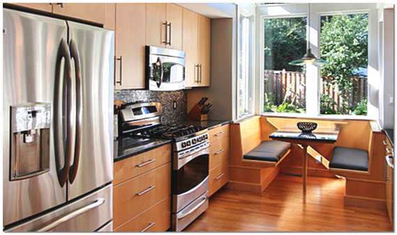 Spojení balkonu s kuchyní uvolní pracovní prostor a posune jídelní kout mimo kuchyň.