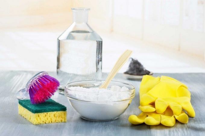 5 mírně extrémní způsoby, jak pročištění ucpání záchodu bez pístu, a „chemie“