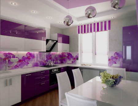 Kuchyně v bílých a fialových odstínech, plná světla a harmonie