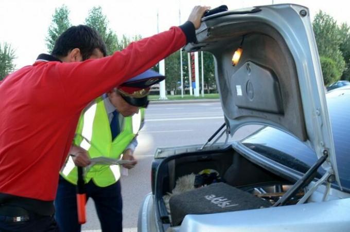 Proč nemůže otevřít kufr vozu před policejní inspektor provozu: Co byste měli vědět o těchto situacích