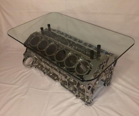 Blok motoru válců Jaguar V12, který je vyroben z módní a praktické tabulky.