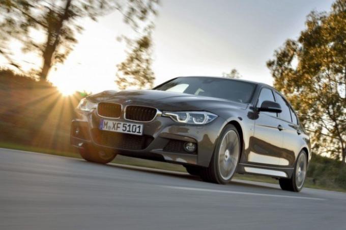 Oblíbený Bavorský sedan BMW řady 3 pro rok 2015. | Foto: cheatsheet.com.