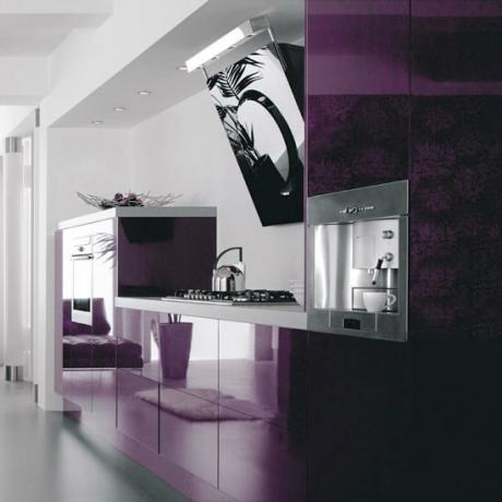 Velkolepý hi-tech nábytek tmavě fialové barvy