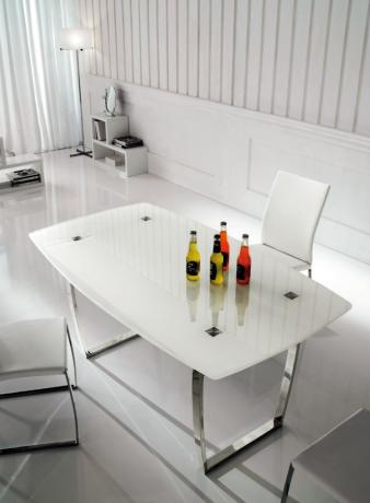 Jídelní stůl z bílého skla.