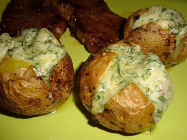 Pečené brambory se sýrem.