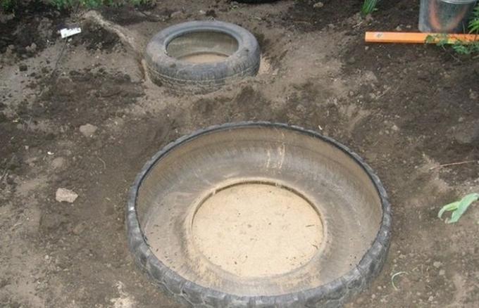 Staré pneumatiky, které mohou být použity v celé zemi.