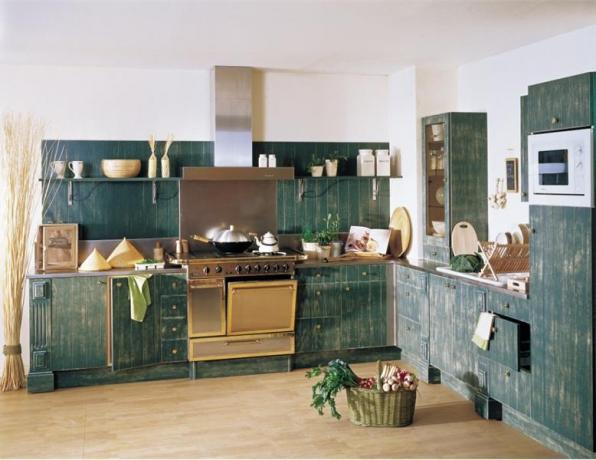 Fasáda kuchyně je vyrobena z plastu potaženého barevným lakem napodobujícím starožitný nábytek.