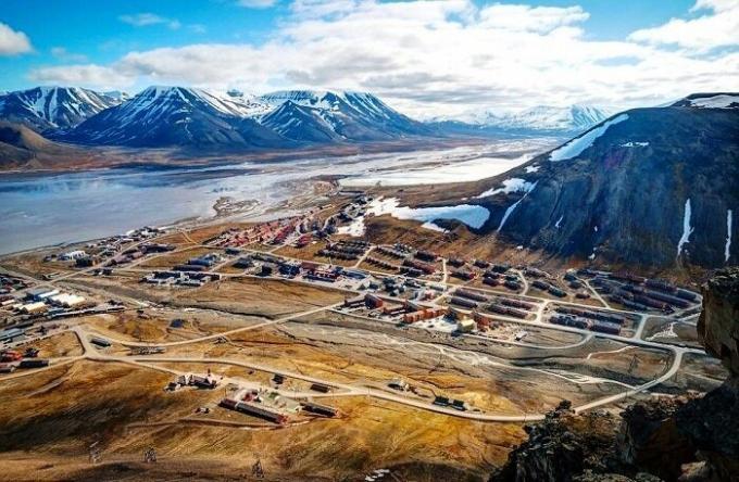 Longyearbyen - nejsevernější město na světě (Norsko).