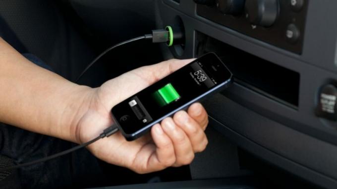 Proč nabíjení mobilního telefonu v autě, je velmi nebezpečné?