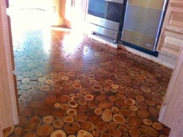 Podlaha z dřevěných kroužků.