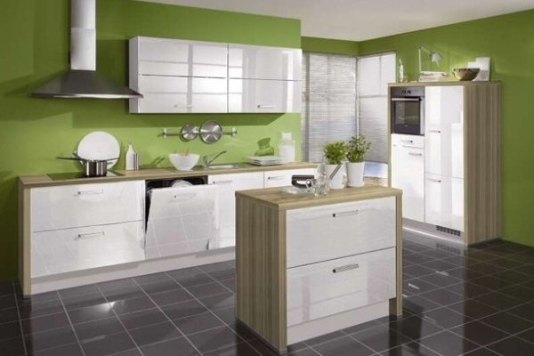 Na fotografii je interiér kuchyně se zelenými stěnami