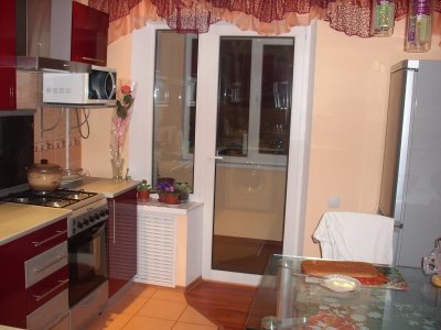 Dokonce i jediné dveře bez vázání a prázdných panelů způsobí, že kuchyň bude prostornější