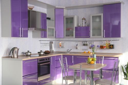 Jemné lila barevné schéma v interiéru kuchyně vytváří pocit útulnosti a přináší klid