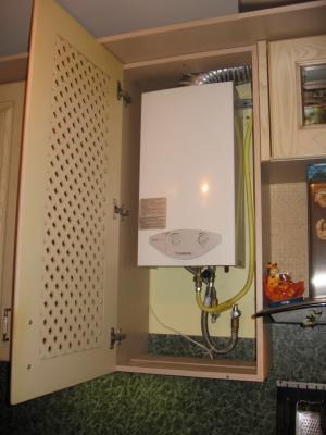 malé kuchyně s plynovým ohřívačem vody