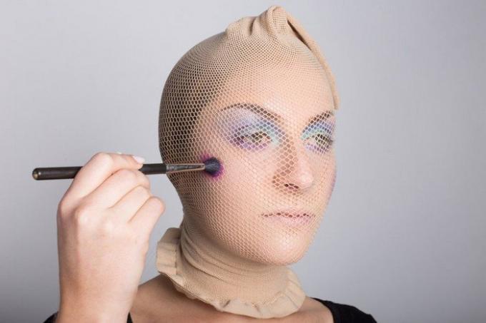 Carey začal aplikovat oční stíny štětce make-up přímo na vrcholu chovu-net.