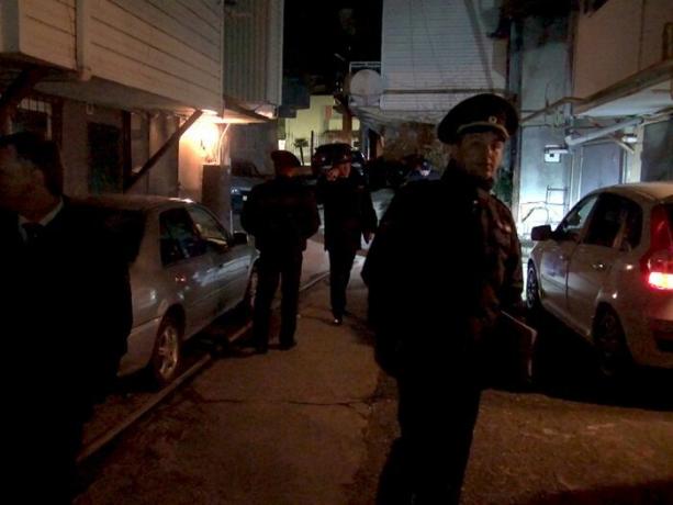 Sochi opět policie provádí nálety na garáže na alpské ulici.