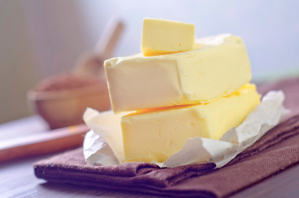 Jak skladovat máslo v chladničce: trvanlivost produktu, zmrazení, video a fotografie