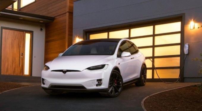 Tesla Model Xa 2016. Foto: cheatsheet.com.