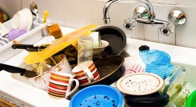 Umyvadlo hostesky z nedbalosti je vždy plné špinavého nádobí, stejně jako na této fotografii.