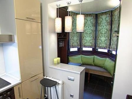 Kuchyň v kombinaci s balkonem poskytuje další prostor pro jídelní stůl nebo posezení.