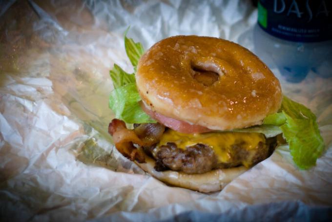Burger v koblihu. | Fotografie: Další informace.