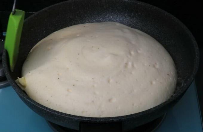 Po - přidat kousky másla na pánvi a smažit další minutu omeleta bez víka.