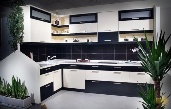 Rohová černá a bílá kuchyně - čerstvé poznámky v přísných interiérech