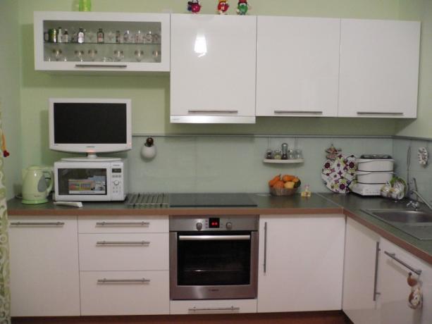 Fotografie ukazuje levnou modulární kuchyň.