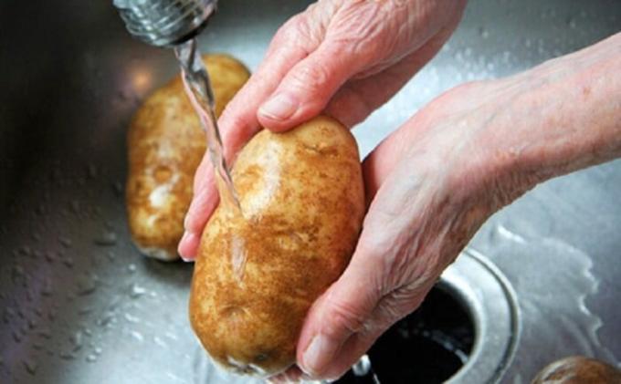 Způsob brambory vařit rychleji, občas bez obvyklých hrnců