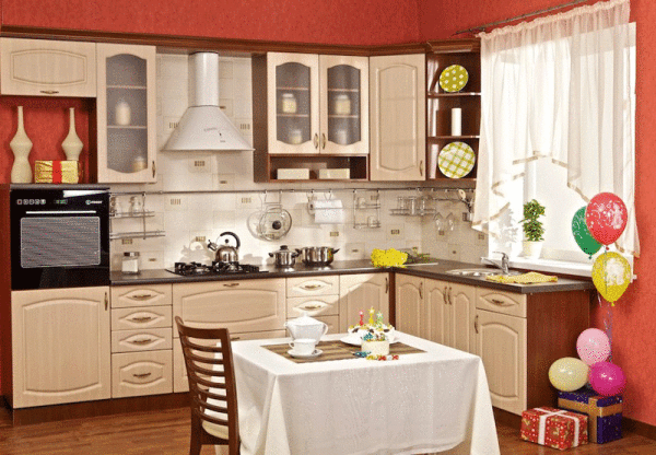 Červená kuchyně s béžovou sadou vytvořená ve čtvercové místnosti