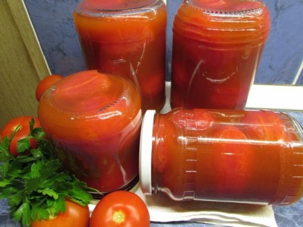Dobré rajčata v rajčatová pasta, kuchař, který může někdo hostitelka. Ilustrace pro článek je určen pro standardní licence © ofazende.ru