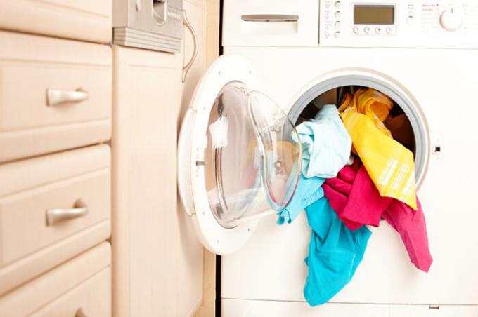 Proč potřebujeme vlhký hadřík při praní ve strojovém stroj: trik ze zkušených žen v domácnosti