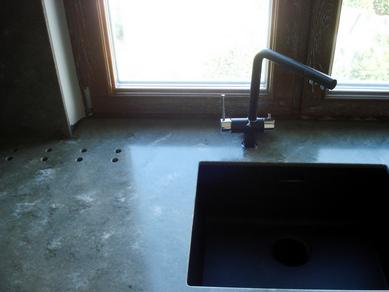 Deska stolu je parapet se zabudovaným umyvadlem a otvory pro proudění vzduchu.