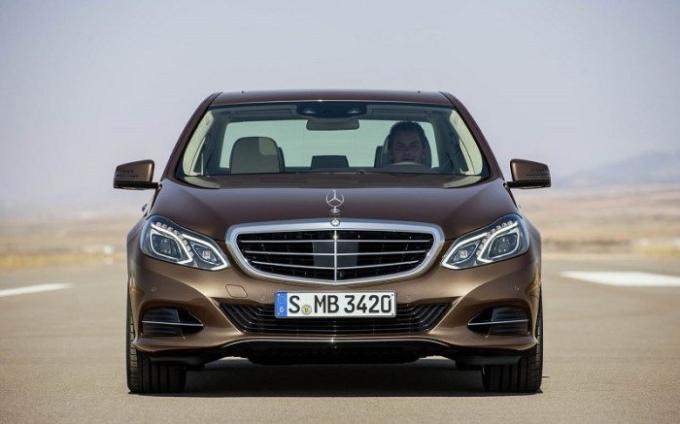 Německá business-class sedan Mercedes-Benz E-Class v roce 2014. | Foto: cheatsheet.com.