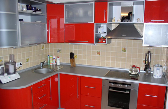 červené kuchyně v interiéru