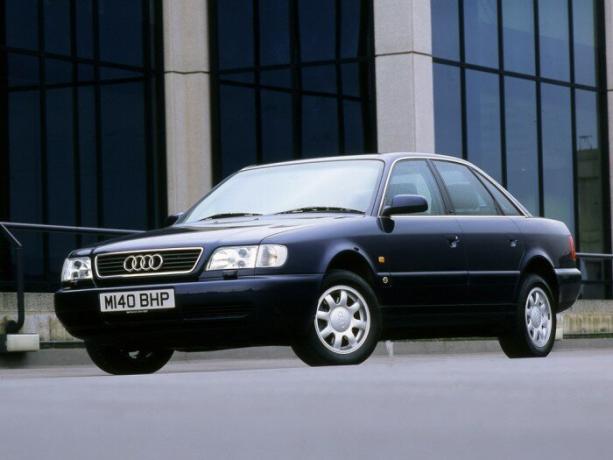 Audi A6 nemůže pochlubit charisma jako Mercedes-Benz W124 a BMW E34, ale je to jiný spolehlivý německý vůz z 90. let. | Foto: autoevolution.com.