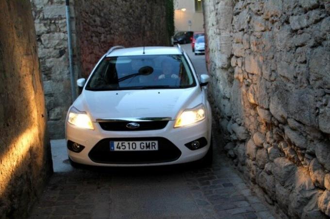 Řidič Fordu sotva plíží úzkými uličkami v Gironě ve Španělsku. | Foto: chambersarchitects.com.