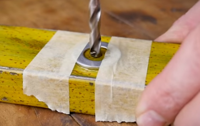 Nekomplikované uspořádání podložek a malíře páskou poskytnout trvalé mazání vrtáku